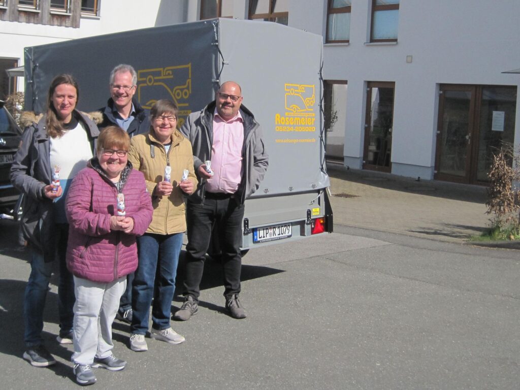 Anhänger-Centrum Rosemeier übergibt 1.500 Schokoladenhasen an die Lebenshilfe Detmold als Osterüberraschung